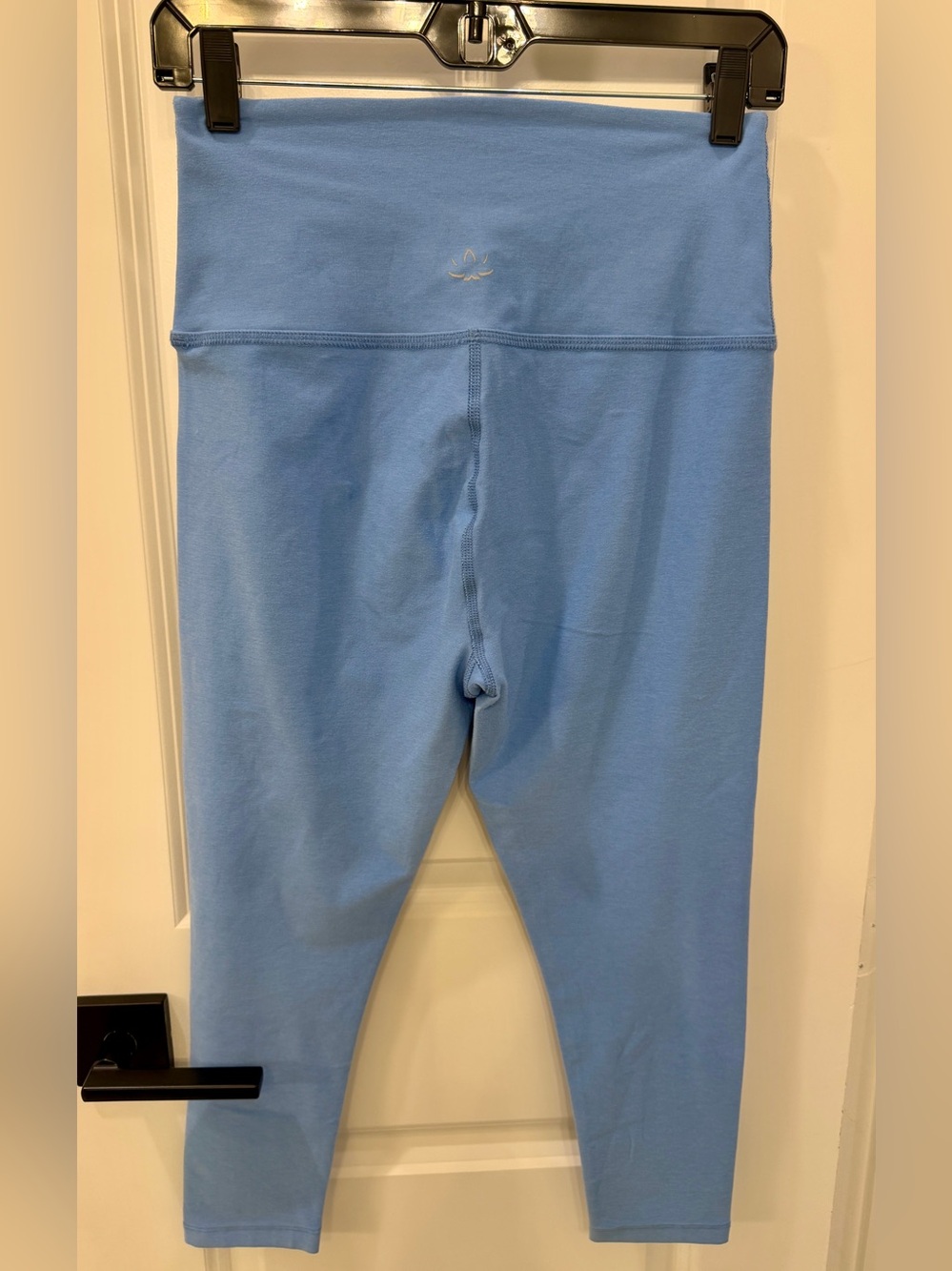 Beyond Yoga Wild Flower Blue Heather capri - Picture 2 of 7